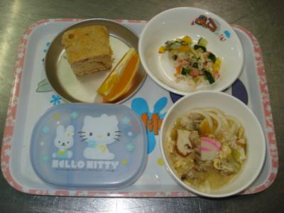 なかよしうどん☆サイコロサラダ☆オレンジ★ジャムとバナナのケーキ