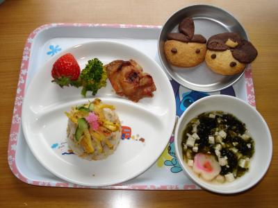 ちらし寿司☆鶏の照り焼き☆いちご☆和え物☆すまし汁☆お雛様クッキー