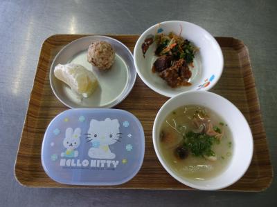 レバーのアーモンド和え☆ゴマ和え☆味噌汁☆果物★玄米おにぎり