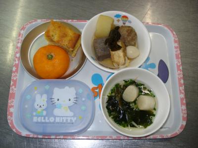 肉団子入りおでん☆みかん☆すまし汁☆バナナヨーグルトケーキ
