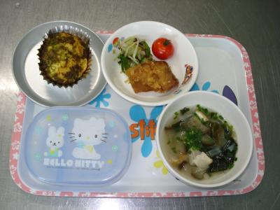 竜田揚げ☆昆布和え☆トマト☆みそ汁★ツナパン