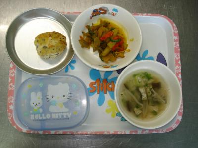 五目キンピラ☆果物☆みそ汁★ごまチーズパン