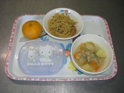 納豆スパゲティー☆みかん☆チキンスープ