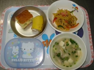 焼きそば☆味噌汁☆バナナ★キウイケーキ