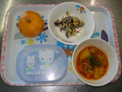 洋風に肉じゃが☆ひじきサラダ☆みかん