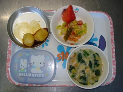 白菜のクリーム煮☆イチゴ☆カラフルサラダ★チーズ白玉