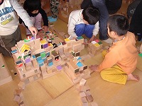 建物を作った後は道でそれぞれの建物をつなぎ、飾りをつけました