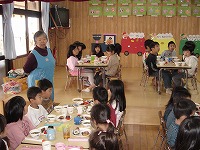 保育園のみんなで会食をしました。給食を作ってくださった先生方にありがとうのご挨拶をしました