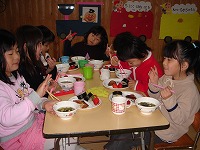 年長児のみんな、小学校へ行ってもおいしい給食をたくさん食べて、大きく元気に育ってね