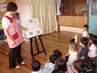 みんなは帽子をかぶせたり、アイスを食べさせたり、布団をかぶせたりしてお話の中に参加していました。とっても楽しい誕生会でした。