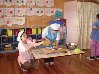 園長先生が「みんなは肉や魚、野菜の命をもらってご飯を食べているんだから食べ物に感謝して食べないといけないよ」と話しました。