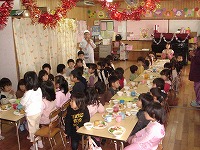 クリスマス会の後は会食をしました。いつもおいしい給食を作ってくれるフクダ先生とツルさんにありがとうを言っています。