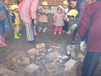 一人ずつ焼きいもを焼く所まで行き、包んだお芋を火おけに入れました。 