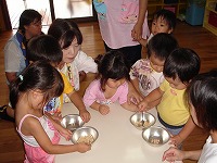 今日はおにぎりの日。今月は「お箸の使い方について」未満児のお友達はスプーンを使って皿の中の大豆をすくって別の皿に移すゲームをしました。