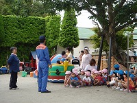 消防署の方が来られて消防訓練を行いました。園庭の避難した場所でお話を聞いています