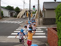 ももぐみ、きぐみは先生と一緒に。飛び出さないようにしようね。