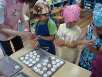 「じゃんぼ餅」の餅（団子粉を練ったもの）を丸めているところ。上手に出来ていました。